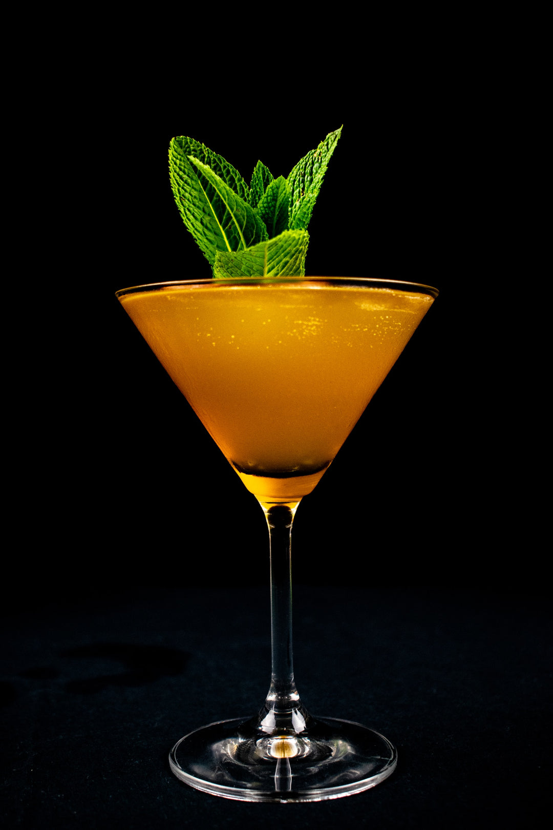 Erfrischender Rum Swizzle - das perfekte Getränk für einen warmen Sommertag!