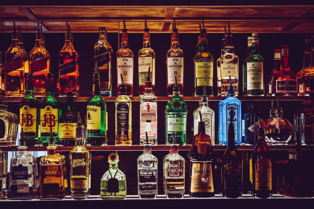 Das Feuer des Rums: Wie Overproof Rum mit seinem hohen Alkoholgehalt über 70% und intensiven Geschmack begeistert
